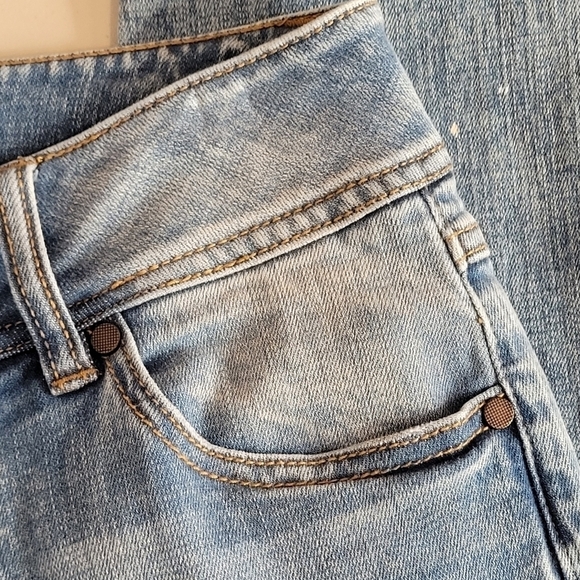 CAbi Cinch Skinny Light Wash Distressed Bleach Splatter Jeans #5492 - Size 4 - Picture 5 of 13